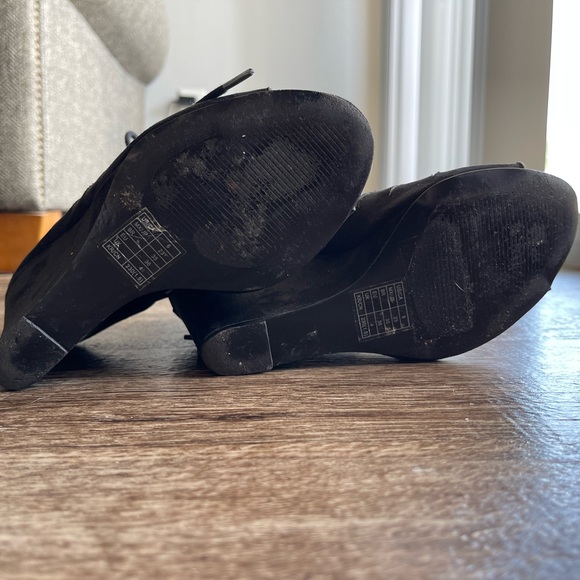 Forever 21 Wedges in Black, Size 6 - Picture 5 of 5
